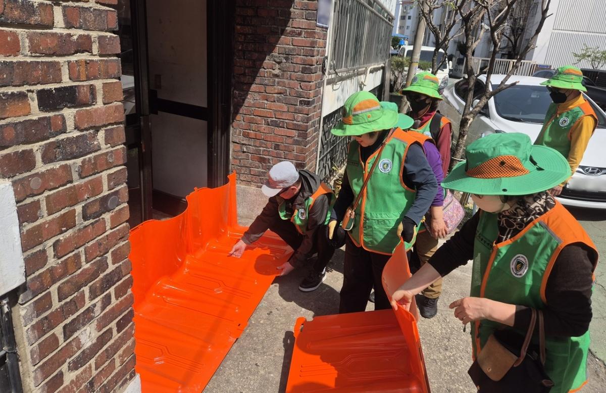 -안양시가 13일 인덕원동 일대에서 자연재난 대비 차수판 설치 훈련을 진행하고 있다 사진 안양시