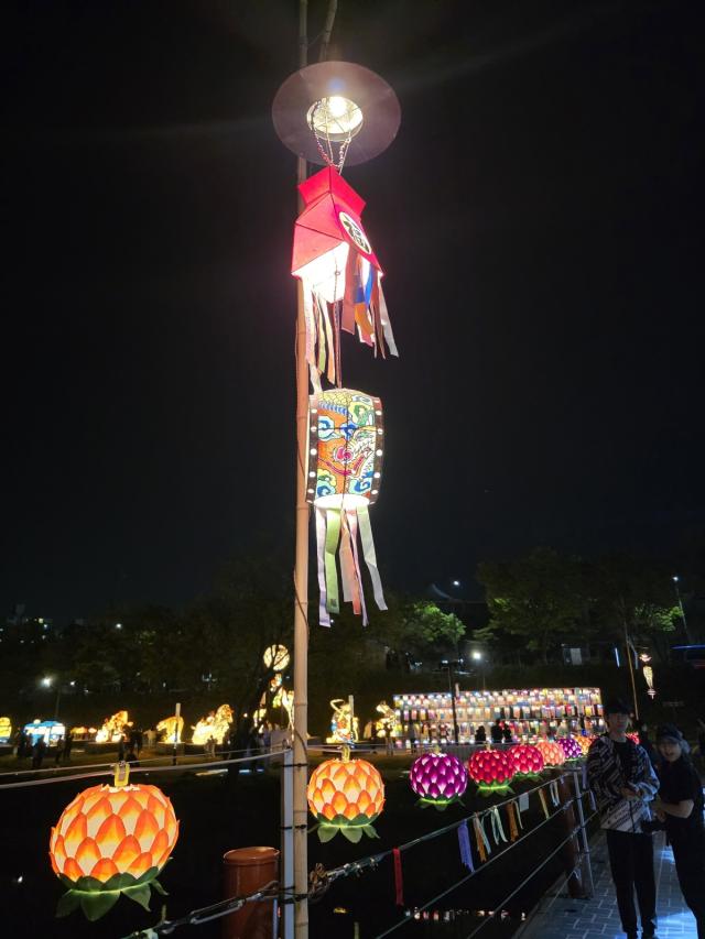 [NSP NEWS Image]탄천 밤하늘 수놓는 2026 성남 연등회 30일 화려한 개막