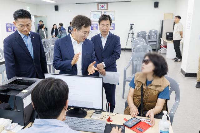 [NSP NEWS Image]고유가 지원금 현장 찾은 김동연 민생 지원 취지 잘 살려달라