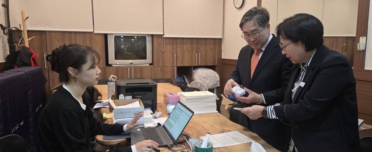 -강상구 나주시장 권한대행오른쪽 두 번째이 28일 다시면 행정복지센터에 방문해 고유가 피해지원금 접수 창구를 점검하고 직원들을 격려하고 있다 사진 나주시