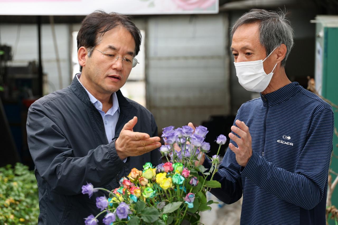 -이동환 고양시장좌이 고품질 장미 재배 농가를 방문하고 있다 사진 고양시