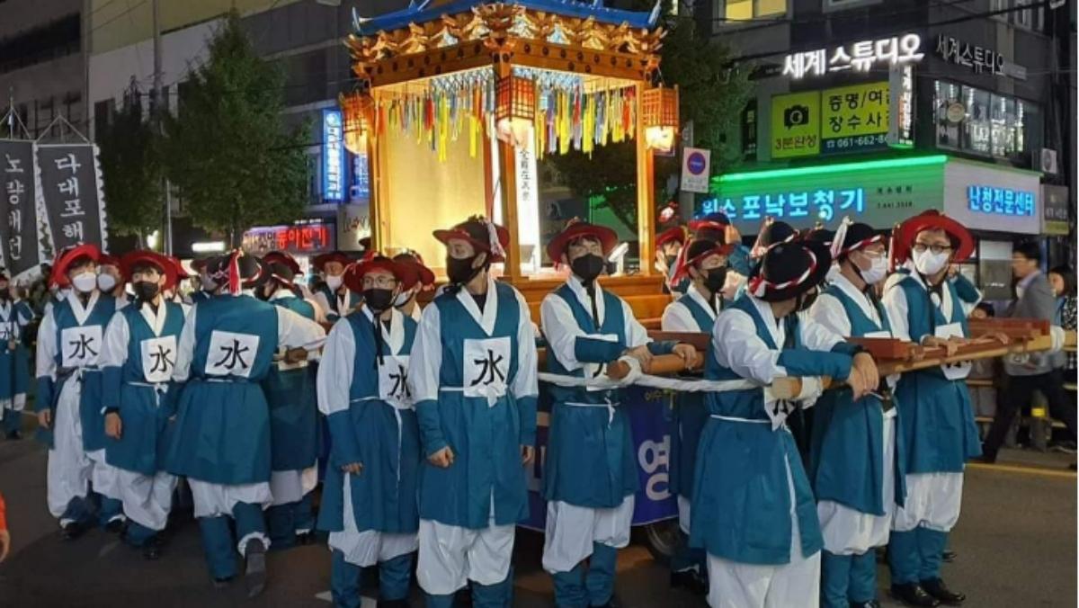 -거북선축제 통제영길놀이에서 논란이 됐던 수군복색 사진 여수시