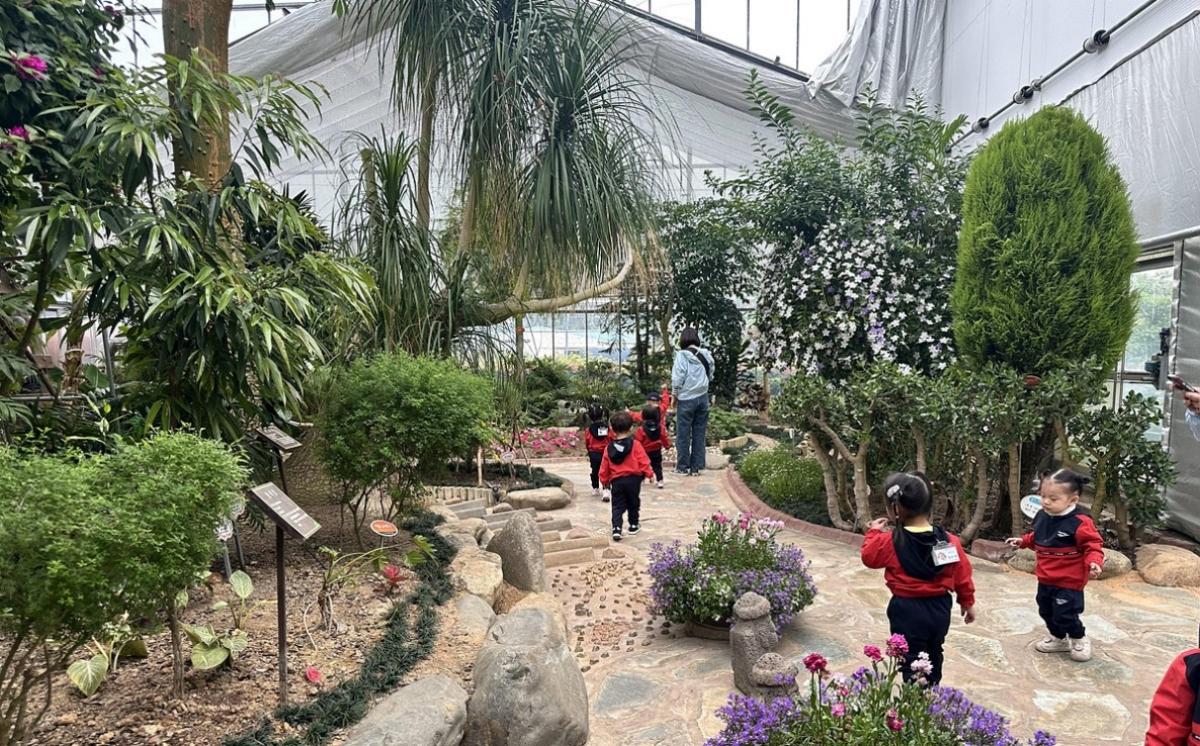 -여수시농업기술센터 생활원예 온실을 어린들이 관람하고 있다 사진 여수시