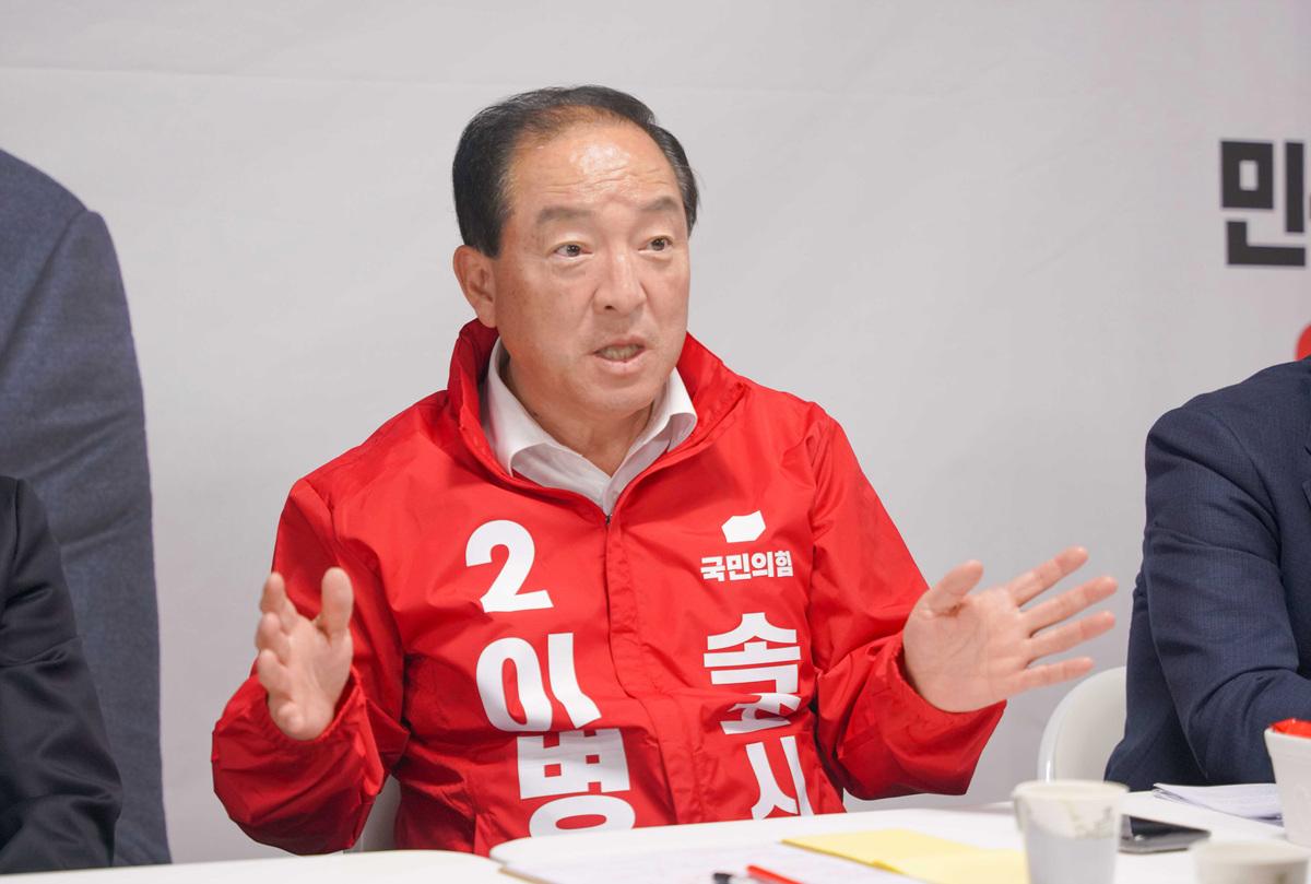 -이병선 국민의힘 속초시장 후보가 복지와 체육을 묶은 공약을 발표하고 있는 모습 사진 이병선선거캠프