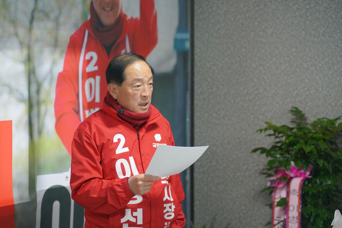 -이병선 국민의힘 속초시장 후보가 복지와 체육을 묶은 공약을 발표하고 있는 모습 사진 이병선선거캠프