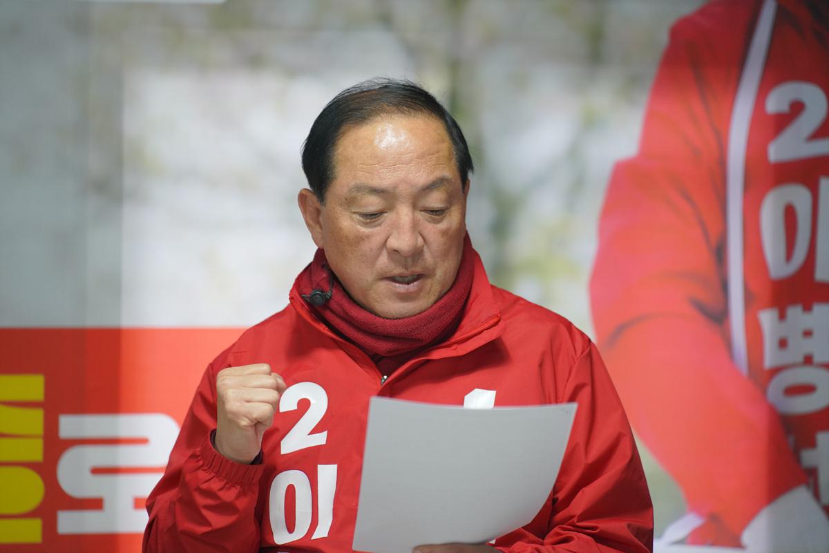 -이병선 국민의힘 속초시장 후보가 복지와 체육을 묶은 공약을 발표하고 있는 모습 사진 이병선선거캠프