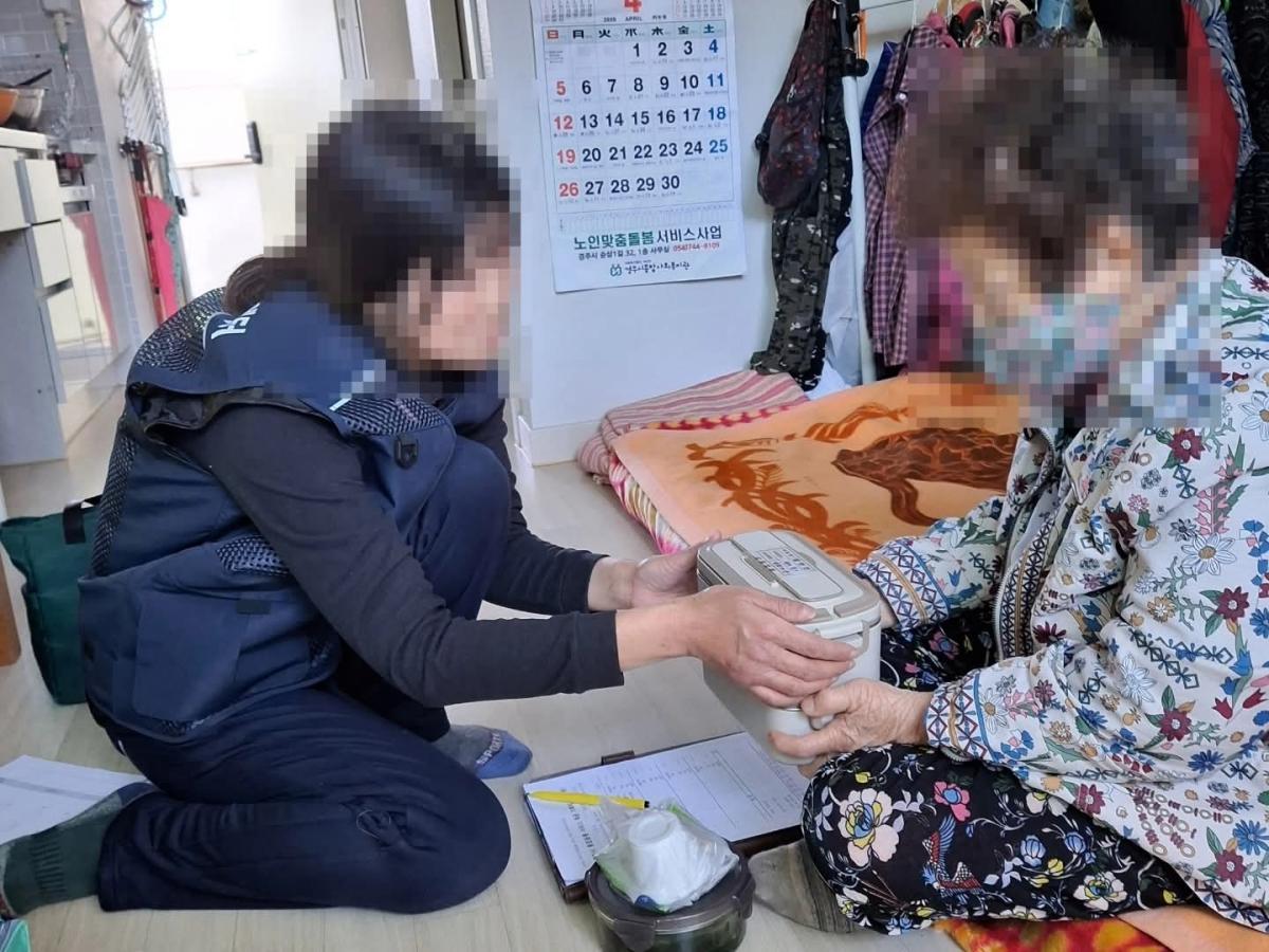 -경주시가 초고령사회에 대응해 어르신들이 정든 집에서 건강한 노후를 보낼 수 있도록 의료요양 통합돌봄 지역특화서비스를 본격 시행한다고 28일 밝혔다 사진 경주시