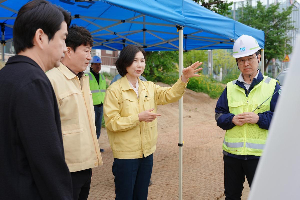 -28일 윤영미 오산시 부시장왼쪽 세번째이 현장점검을 하고 있다 사진 오산시