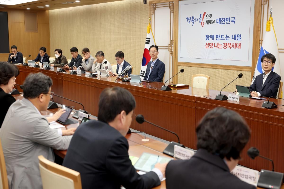 -경상북도는 28일 황명석 경상북도지사 권한대행 주재로 도청 원융실에서 2027년도 국비 확보 추진 사업 2차 보고회를 개최하고 실국별 국비 확보 추진 상황을 점검했다 사진 경상북도