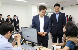 (NSP NEWS Image)김동연 지사·이계삼 안양부시장, 고유가 지원금 접수 현장 점검해 직원 격려