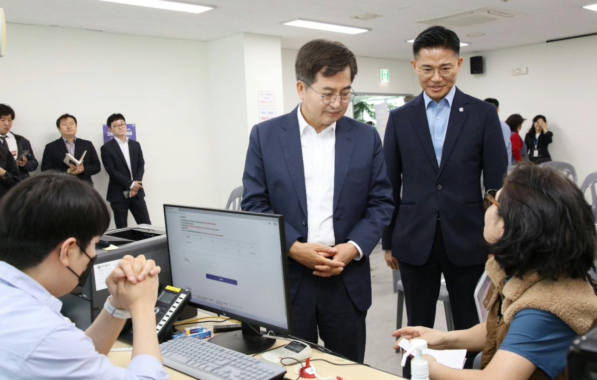 -27일 오전 김동연 경기도지사와 이계삼 안양시장 권한대행부시장이 관양동 행정복지센터를 방문해 창구 운영 상황을 살피고 직원들을 격려했다 사진 안양시