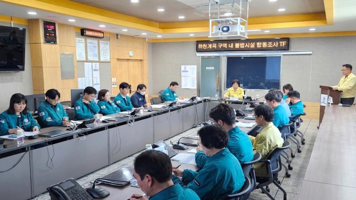 -영덕군은 관내 하천계곡 구역 내에 있는 불법시설을 신속하고 효과적으로 조사정비하기 위해 TF팀을 구성하고 지난 27일 청사 재난상황실에서 대책 회의를 개최했다 사진 영덕군