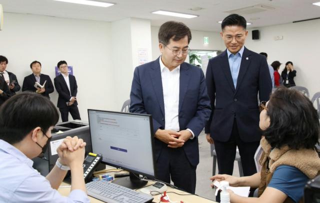 [NSP NEWS Image]김동연 지사이계삼 안양부시장 고유가 지원금 접수 현장 점검해 직원 격려