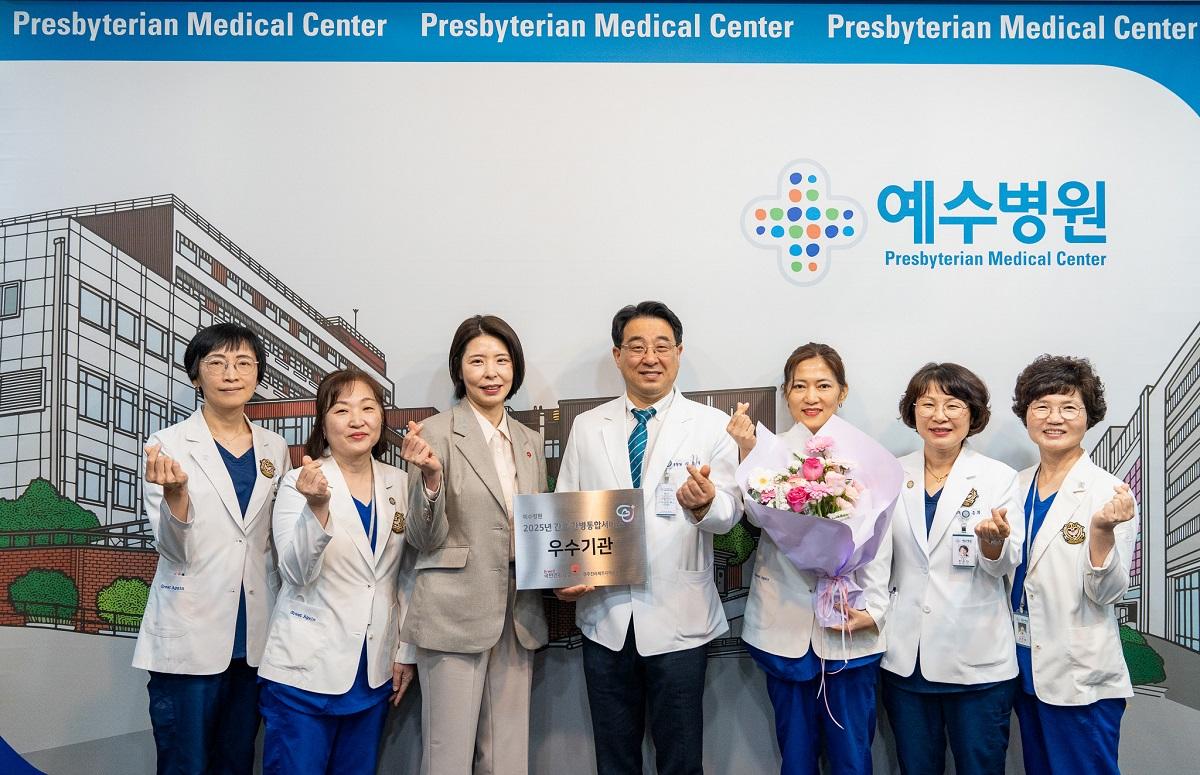 -전주예수병원이 국민건강보험공단으로부터 간호간병통합서비스 우수기관으로 선정돼 지난 28일 현판식을 가졌다 사진 전주예수병원