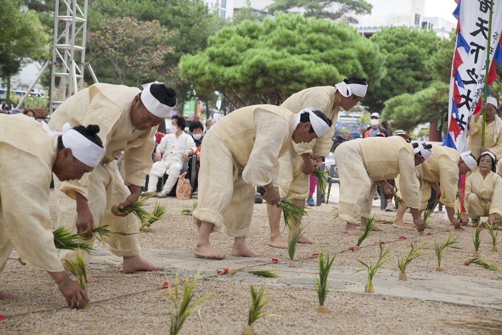 -역사가 흐르고 흥이 솟는다 안동 무형유산 축제에서 전승의 꽃을 피우다 5월 2일3일 축제장 대동무대서 안동차전놀이놋다리밟기 등 공연 국가 및 도 지정 무형유산 정기발표 통해 안동 민속의 정수 선보여 사진 안동시