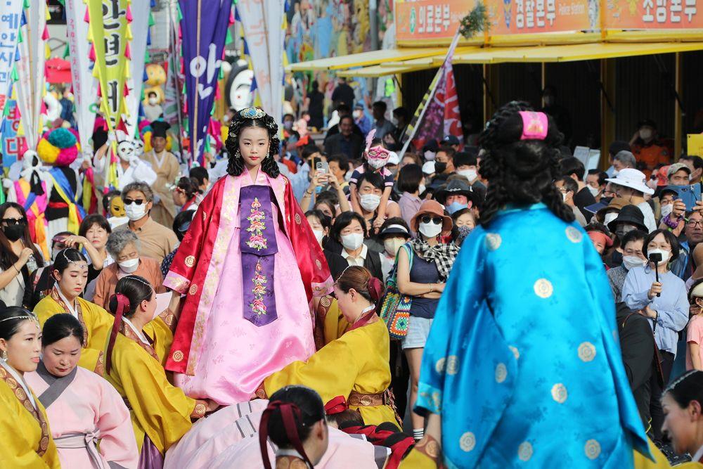 -2일 오후 3시 열리는 안동놋다리밟기 정기공연은 실감기와 실풀기 대문놀이 웅굴놋다리 꼬깨싸움 등으로 구성되며 공주가 부녀자들의 등을 밟고 건너가는 장엄한 장면은 관람객들에게 깊은 감동을 줄 예정이다 사진 안동시