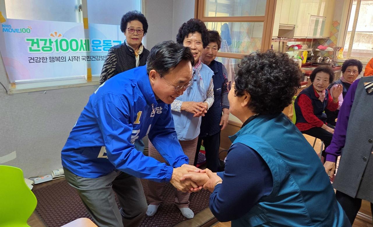 -윤병태 나주시장 후보가 지난 28일 관내 경로당을 방문해 스마트 경로당 운영 현황과 건의사항을 청취하고 있다 사진 윤병태나주시장예비후보 대통합선거대책위원회