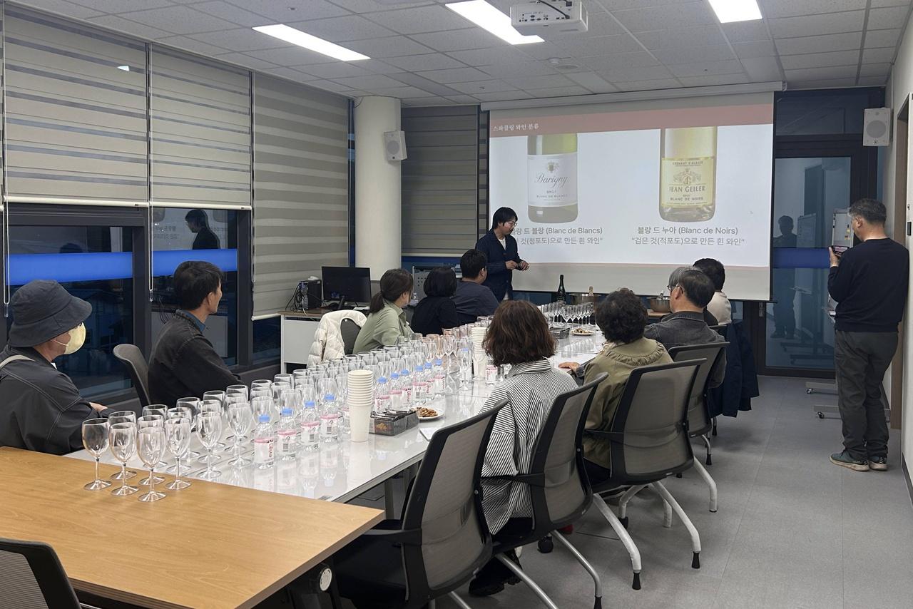 -장흥군이 최근 주민 호응 속에 운영한 나만의 와인 찾기 클래스 사진 장흥군