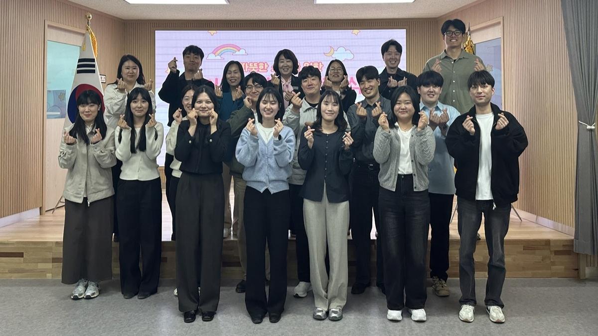 -경상북도청송교육지원청은 지난 28일 3층 대회의실에서 직원 간 세대 차이를 해소하고 상호 이해를 증진하기 위한 거꾸로 멘토링 결연식을 개최했다 사진 청송교육지원청