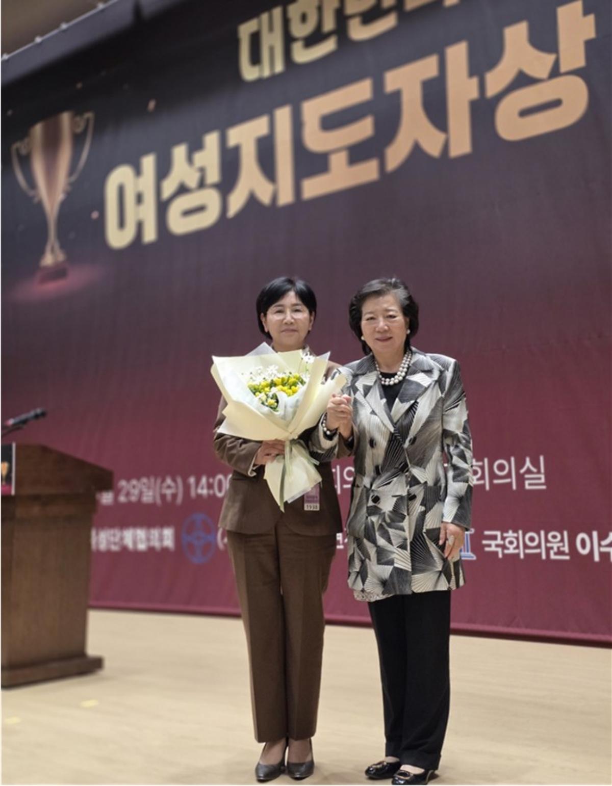 -이선희 前 경상북도의원이 대한민국 여성계를 대표하는 한국여성단체협의회가 주관하는 대한민국을 이끌 여성 지도자상 을 수상했다 사진 이선희 전 경북도의회 의원