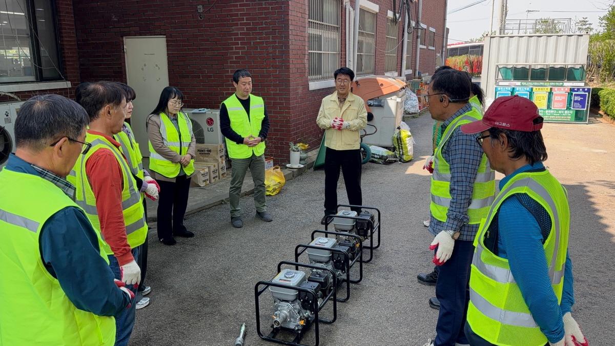 -현덕면 자율방재단의 여름철 호우 대비 수방장비 작동상태 점검 모습 사진 평택시