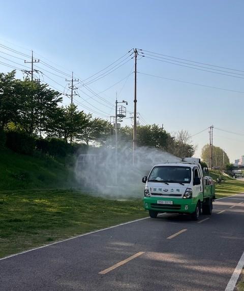 -광명시가 안양천 수변부 분무 방역을 실시하고 있다 사진 광명시