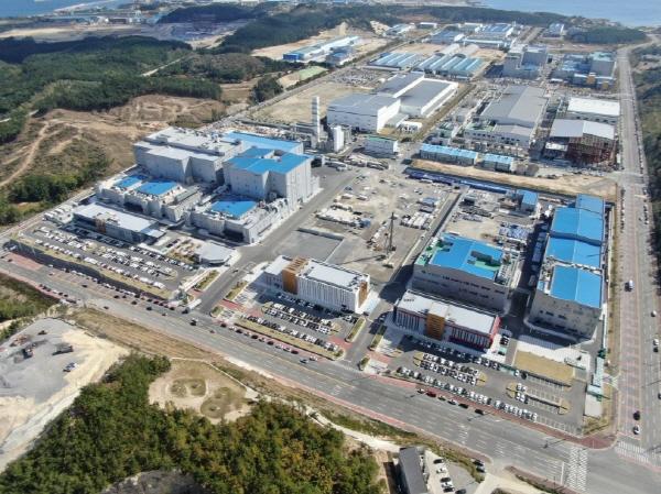 -에코프로가 반도체 전기차 등 전방 산업의 업황 회복과 메탈가 상승 인도네시아 제련소 성과 반영 등에 힘입어 흑자 경영을 이어갔다 에코프로 전경 사진 에코프로