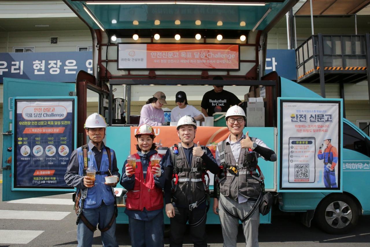 -서울역북부역세권 현장 직원들과 근로자들이 푸드트럭 앞에서 기념촬영을 하고 있다 사진 한화 건설부문