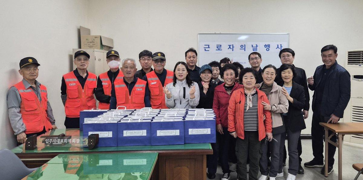 -창덕2차아파트 입주자대표회의 임원들과 관리사무소 직원들 기념 찰영 사진 광양 창덕2차아파트 입주자대표회의