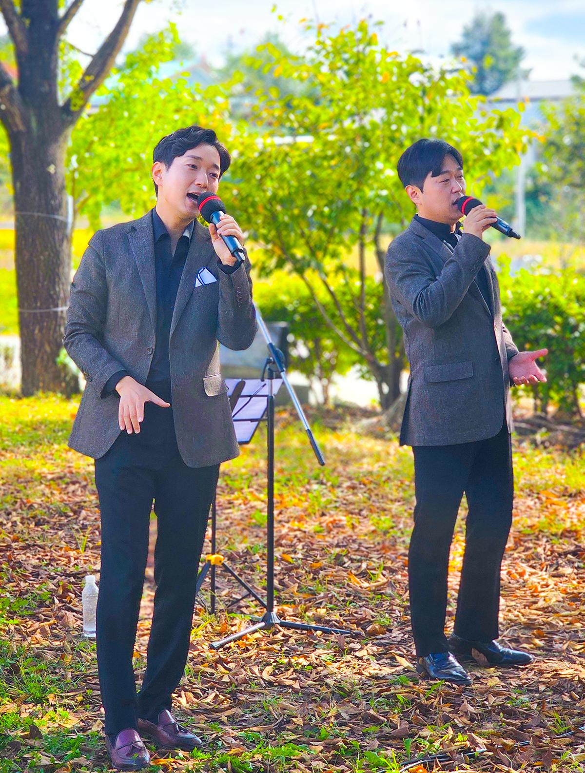 -저녁시간에는 이대웅 작가의 환상적인 샌드아트 공연과 신기한 마술공연이 펼쳐지며 이어서 실력파 뮤지션 디아만테 듀오의 음악회가 열려 임하호의 밤을 낭만적인 선율로 가득 채울 것으로 기대된다 사진 안동시