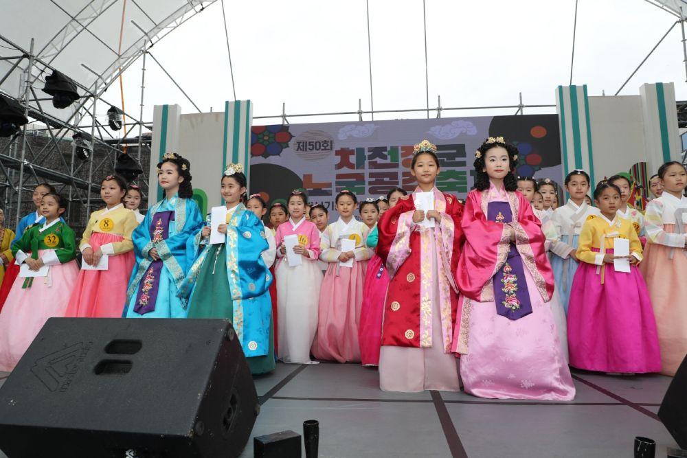 -길마당벚꽃도로에서는 축제 기간 딱지치기제기차기투호놀이 등 전통놀이 9종을 체험하는 색동놀이존 차전놀이놋다리밟기를 모티브로 한 대형 체험기구 차전3관문 어드벤처 197080년대 시대 공간을 재현한 7080 뉴트로 전시등이 상설로 운영된다 사진 안동시