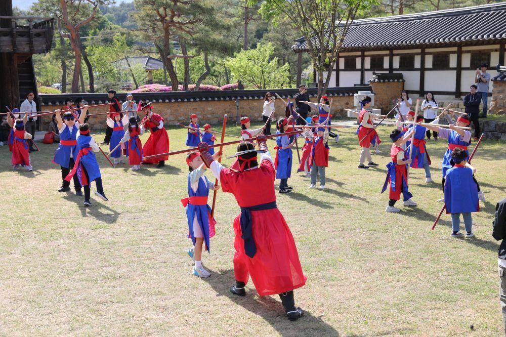 -축제의 핵심인 어린이 장원급제는 문과 시험에서는 역사 골든벨과 시 짓기 등을 진행하며 무과 시험에서는 활쏘기와 곤봉 등 전통 무예 실력을 겨룬다 사진 영주시