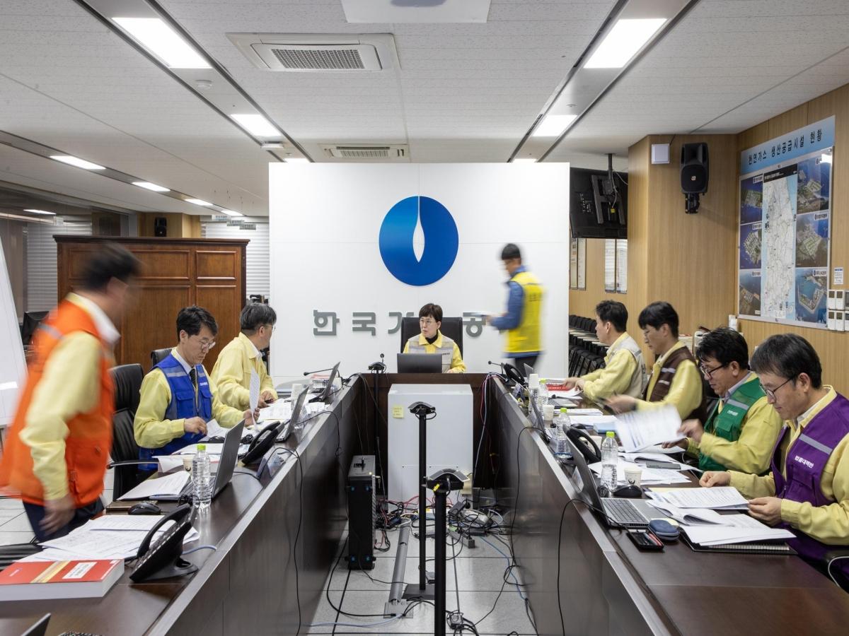 -한국가스공사는 30일 평택기지본부에서 복합연쇄 재난 상황에 대비한 2026년 재난대응 안전한국훈련 상반기 대표 시범훈련을 실시했다고 밝혔다 사진 한국가스공사