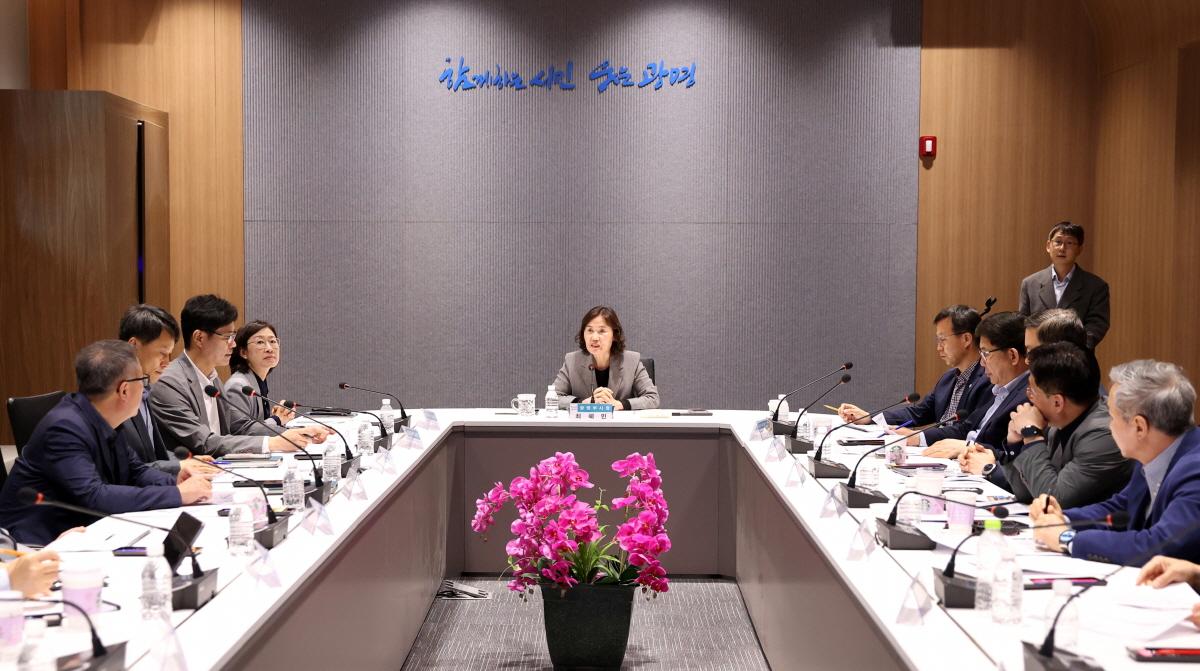 -30일 오전 시청 컨퍼런스룸에서 열린 광명시 국내외 기업 투자유치 활성화 용역 착수보고회에 최혜민 광명시장 권한대행부시장이 참석해 발언하고 있다 사진 광명시