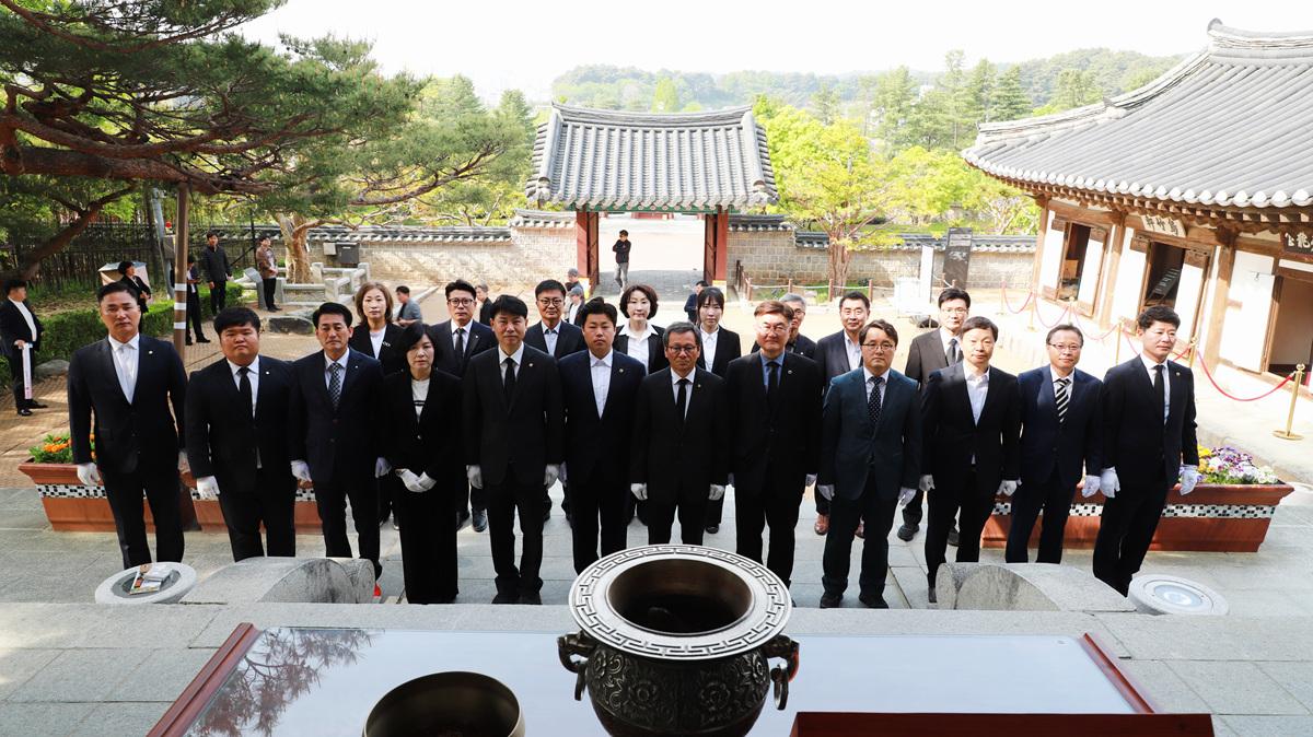 -국민의힘 강릉시당원협의회 관계자들이 충혼탑을 찾아 순국선열을 기린 모습 사진 국힘강릉당협