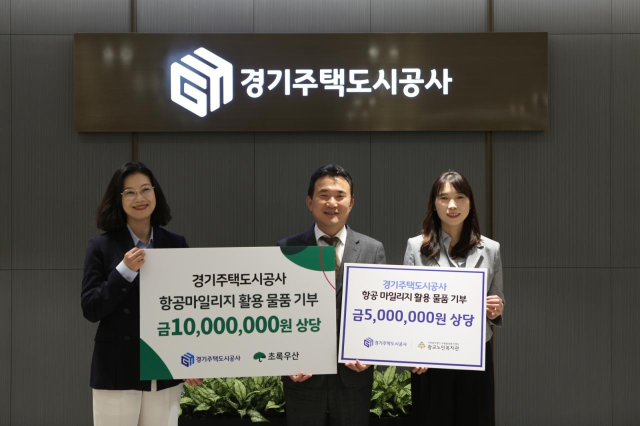 -이종선 경기주택도시공사 부사장중앙이 여인미 초록우산 어린이재단 경기지역본부장왼쪽과 김명진 광교노인복지관장오른쪽을 만나 지역 어린이와 노인들을 위한 물품 기부식을 가졌다 사진 GH