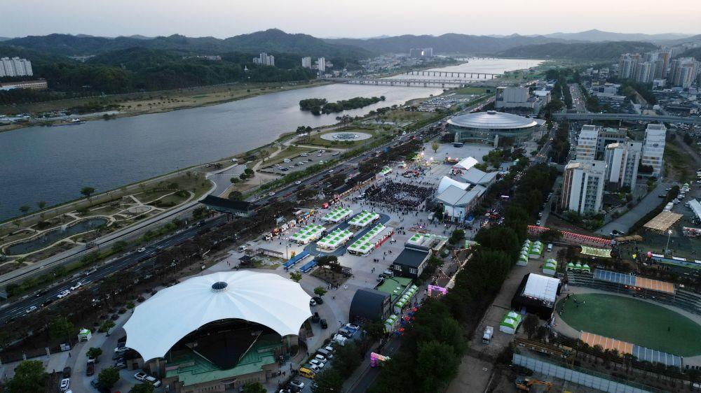 -안동의 밤 청춘의 열기와 봄의 선율에 젖다 4일 저녁 YOUTH 페스타와 새봄맞이 음악회 연달아 개최 청소년 무대부터 김기태조째즈의 감성 보컬까지 풀코스 선사 사진 안동시
