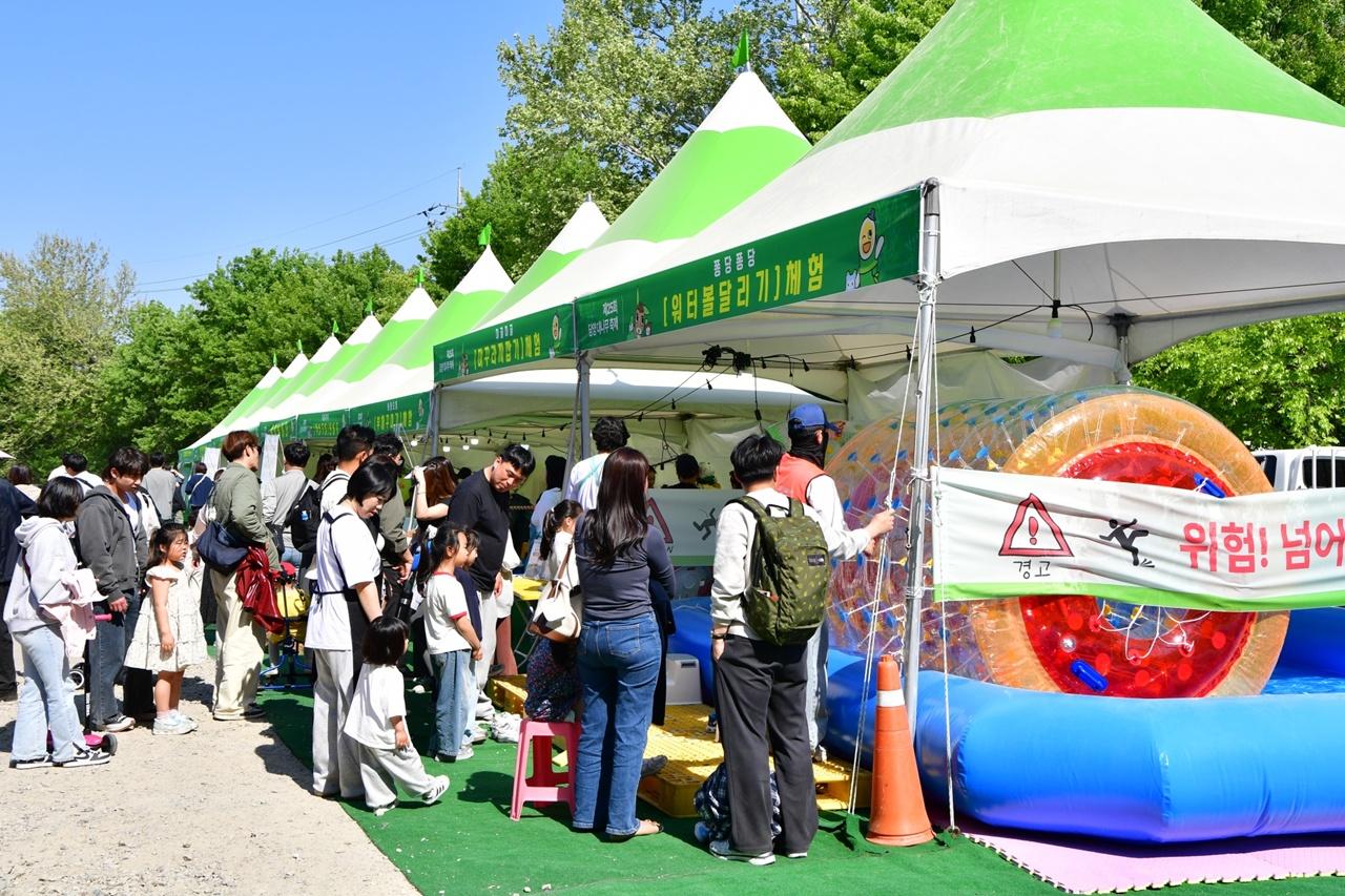 -제25회 담양대나무축제장을 찾은 가족단위 방문객들이 워터볼 등 놀이시설을 체험하기 위해 줄을 서있다 사진 담양군