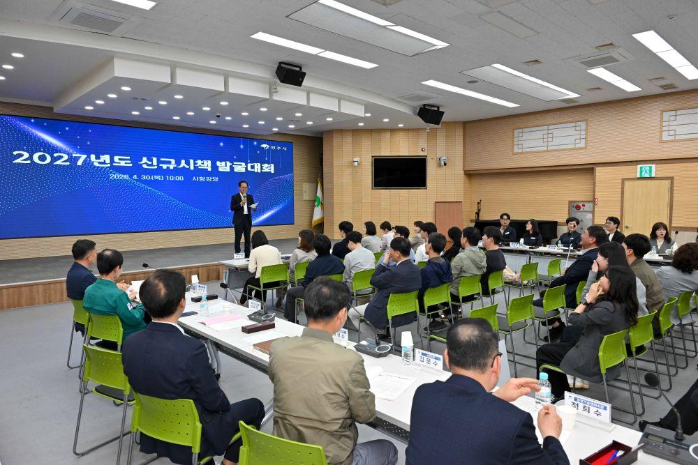 -발표는 제안자가 직접 정책의 필요성과 기대효과를 설명하는 방식으로 진행됐고 간부공무원과 성과평가단이 참여해 정책의 창의성 실현 가능성 효과성 등을 종합적으로 평가했다 사진 영주시