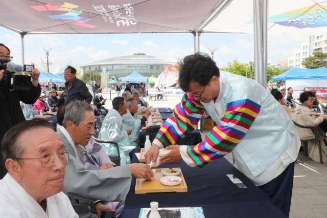 [NSP NEWS Image]안동시 삼대를 잇다 제15회 안동양로연 열어
