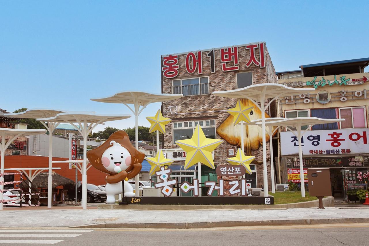 -제22회 영산포 홍어한우축제 축제 기간 홍어의 거리 상가를 방문하면 할인된 가격에 숙성 홍어를 맛볼 수 있다 사진 나주시