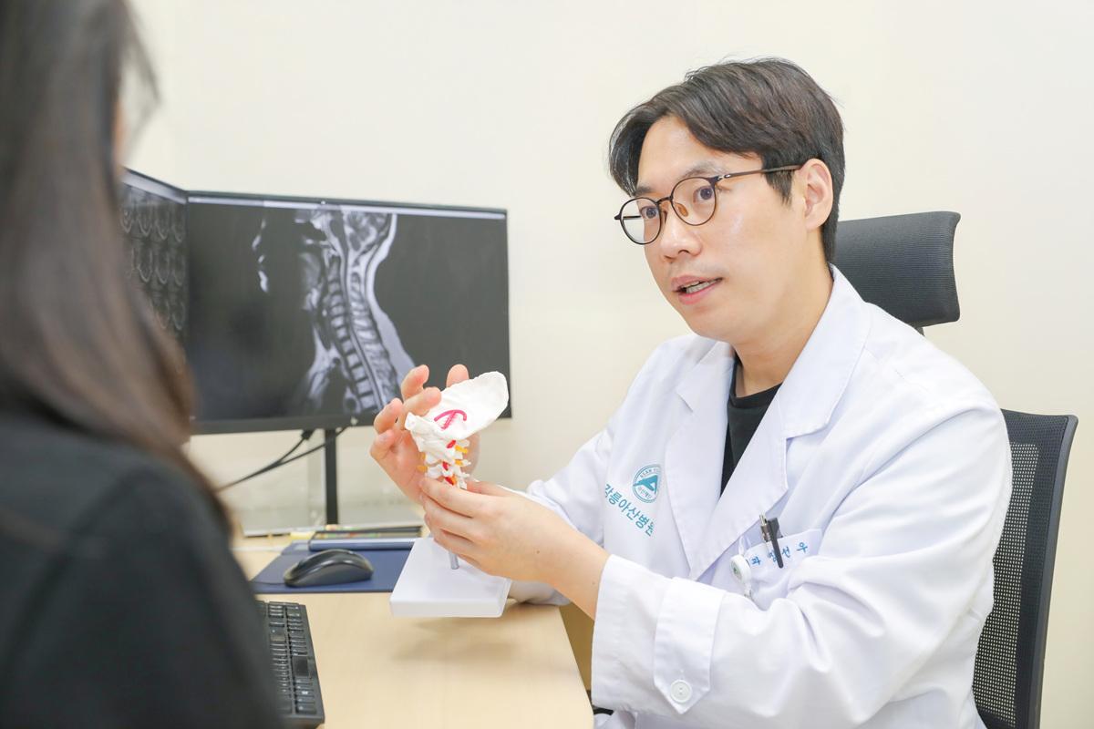 -강릉아산병원 척추센터 장선우 신경외과 교수가 경추척수증에 대해 설명하고 있는 모습 사진 강릉아산