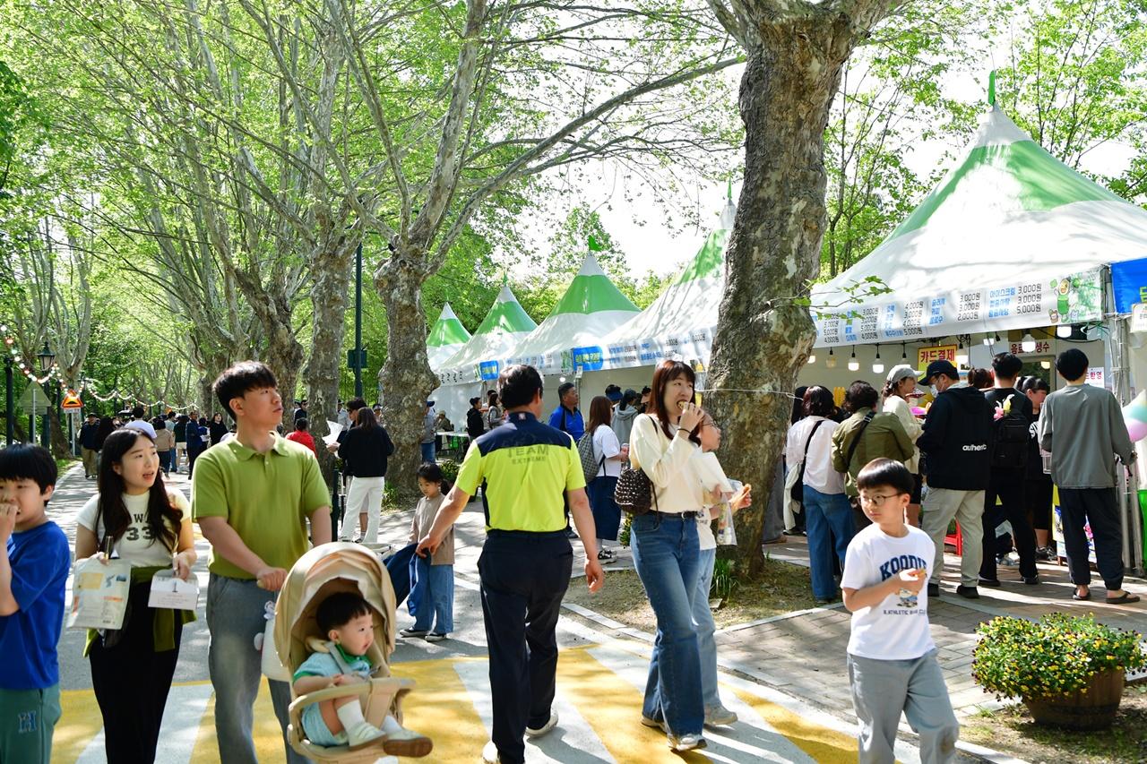 -제25회 담양대나무축제장이 관광객들로 붐비고 있다 사진 담양군