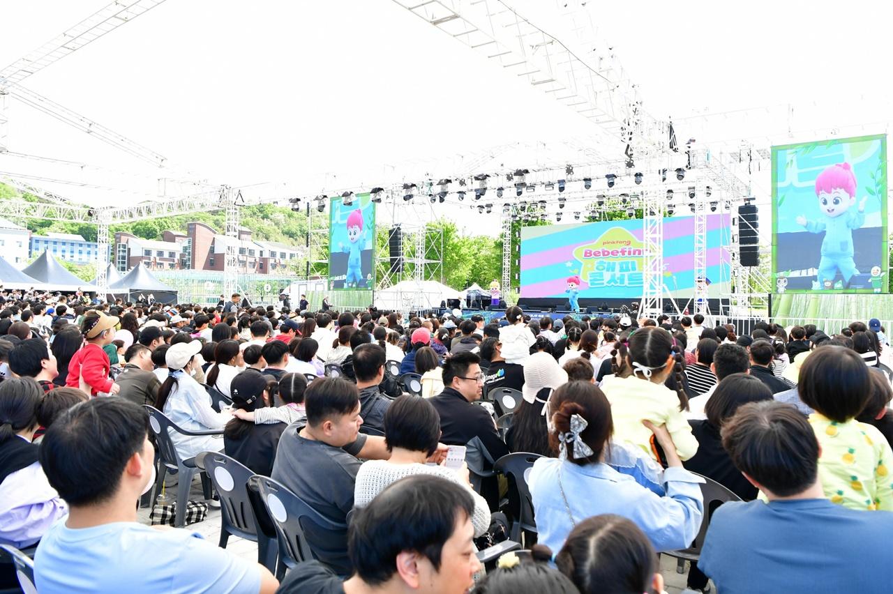 -제25회 담양 대나무축제장을 찾은 관광객들이 핑크퐁 베베핀 뮤지컬을 관람하고 있다 사진 담양군