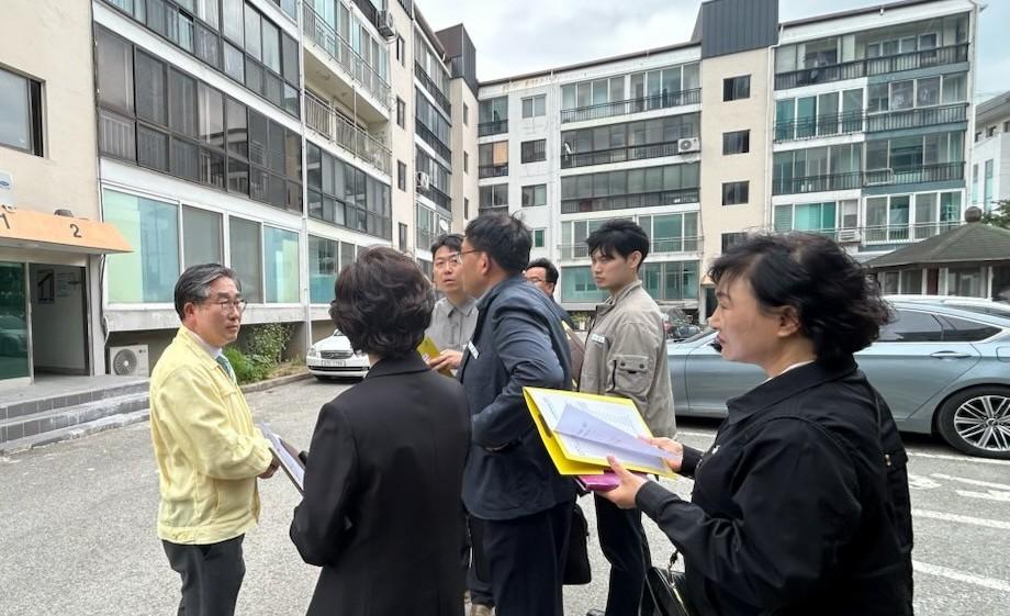 -강상구 나주시장 권한대행이 공동주택 집중 안전 현장점검을 하고 있다 사진 나주시