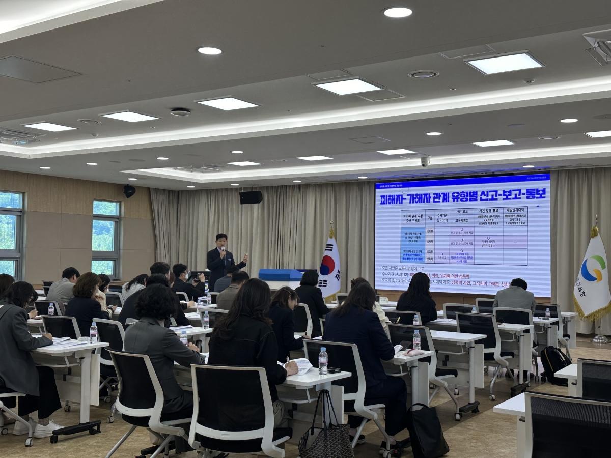 -경상북도교육청은 6일 본청 행정지원동 화백관에서 도내 교육지원청 성폭력아동학대 사안 처리를 전담하고 있는 장학사 20여 명이 참석한 가운데 성희롱성폭력 및 아동학대 사안 처리 담당 장학사 협의회를 개최했다고 밝혔다 사진 경상북도교육청