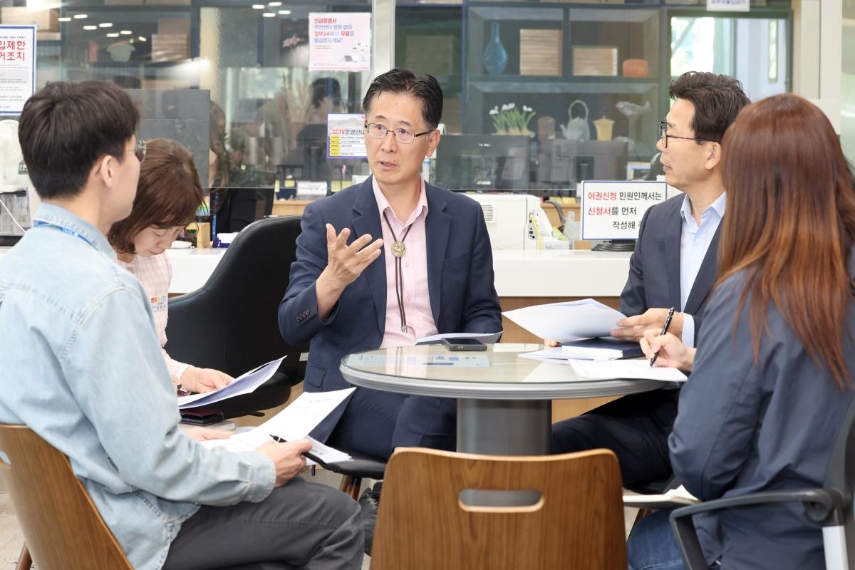 -경상북도는 6일 도청 종합민원실에서 황명석 경상북도지사 권한대행 주재로 민원실 직원들과 간담회를 개최했다 사진 경상북도