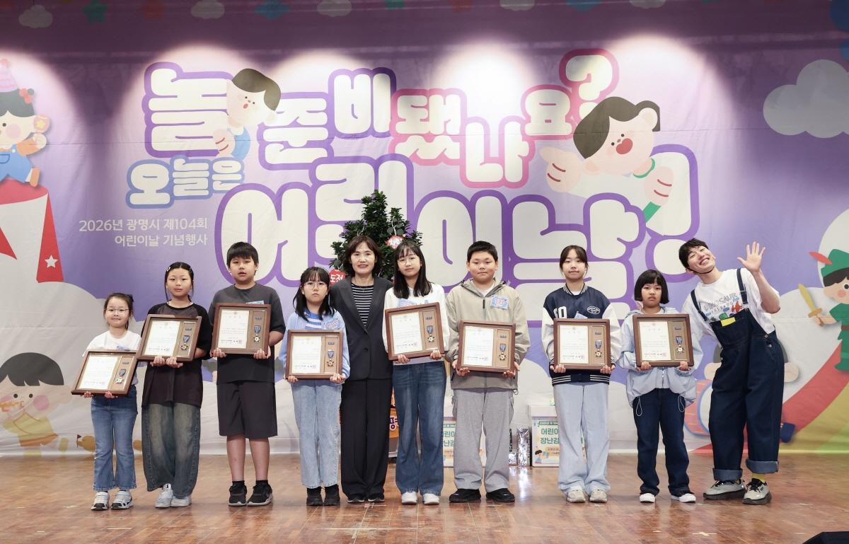 -5일 최혜민 광명시장 권한대행부시장이 광명시민체육관 일대에서 열린 어린이날 기념행사에 참석해 모범어린이 표창을 받은 어린이들과 기념촬영을 하고 있다 사진 광명시