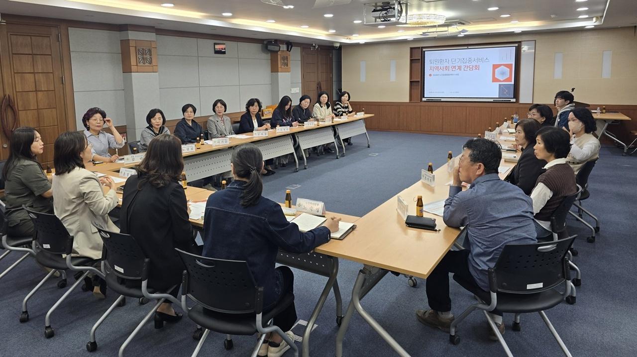 -나주시가 ‘퇴원환자 단기집중 서비스’ 추진을 위해 관계자들과 간담회를 갖고 있다. (사진 = 나주시)
