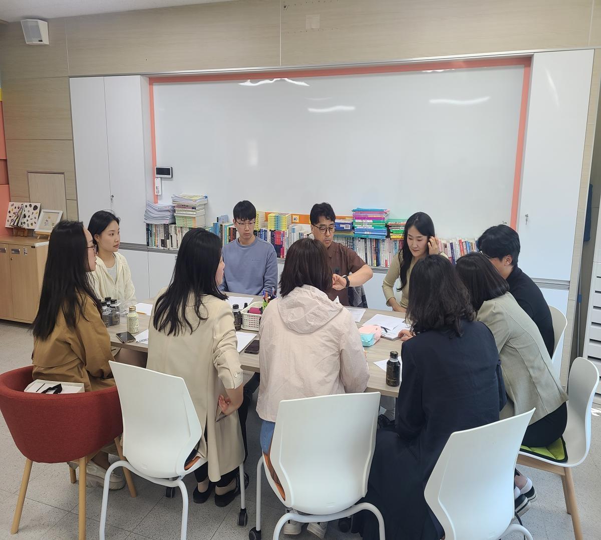 -경상북도성주교육지원청은 지난 6일 성주초등학교 수업나눔실에서 2026학년도 예비 수업전문가 참여 교사들을 대상으로 맞춤형 수업 컨설팅을 실시했다고 밝혔다. (사진 = 성주교육지원청
